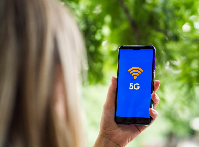 Person checking 5G coverage while comparing budget carriers and asking are MVNOs worth it.